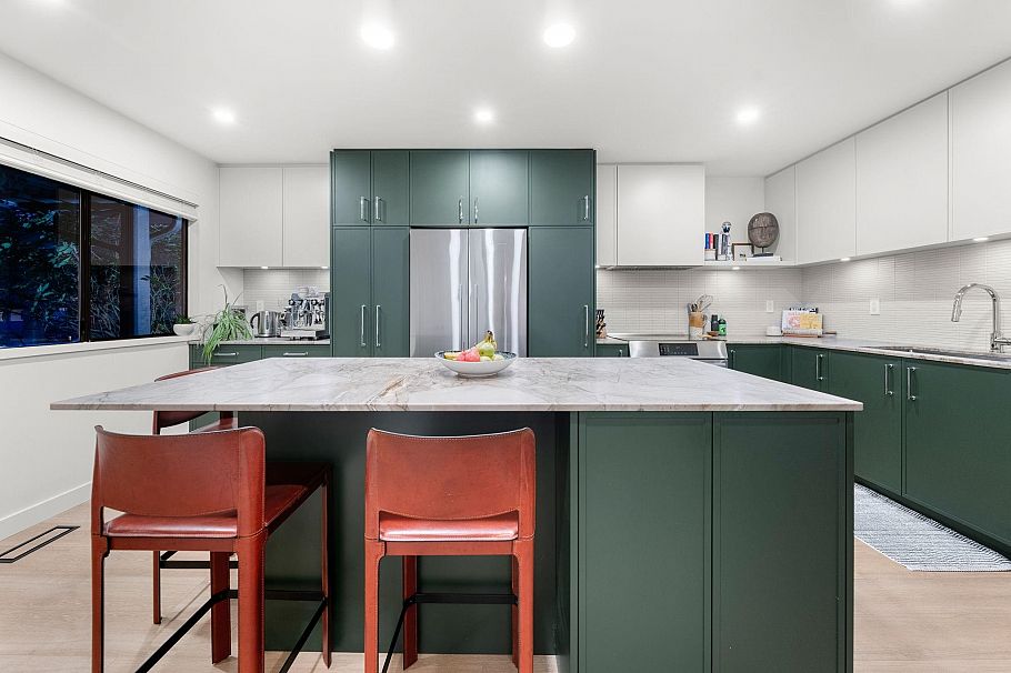 34 1910 Cedar Village Crescent North Vancouver, BC - 1