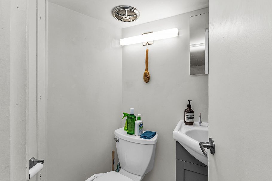 354 W 15th Avenue Vancouver, BC - 32