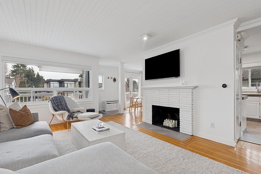 1425 William Avenue North Vancouver, BC - 2