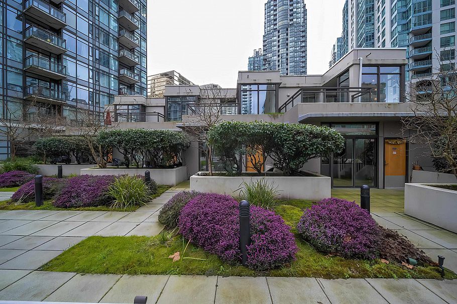 303 1211 Melville Street Vancouver, BC - 25