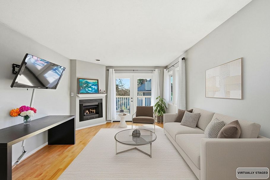 203 1538 Bowser Avenue North Vancouver, BC - 1