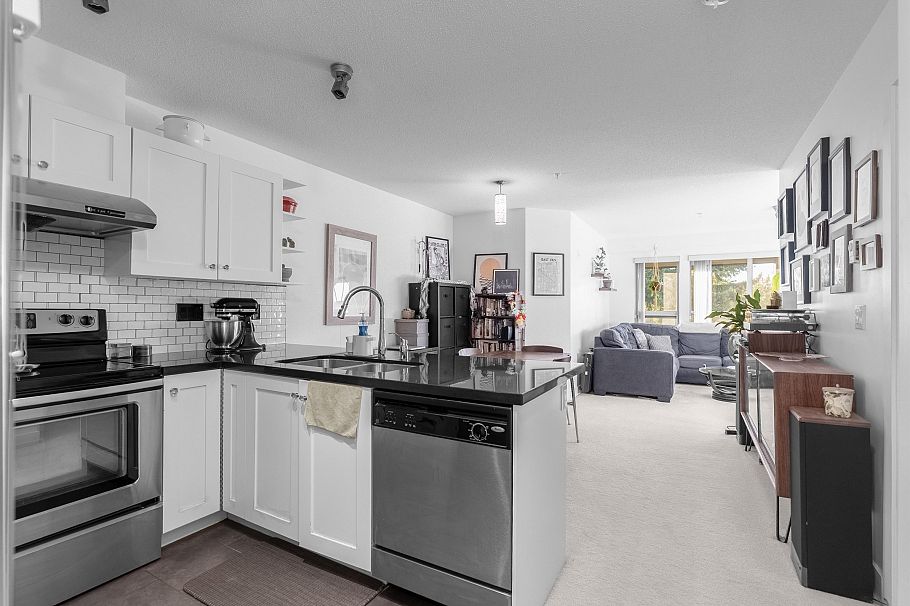 305 4550 Fraser Street Vancouver, BC - 1