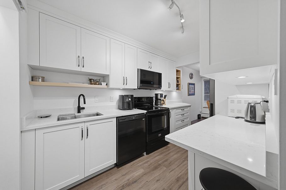 212 2620 Fromme Road North Vancouver, BC - 2