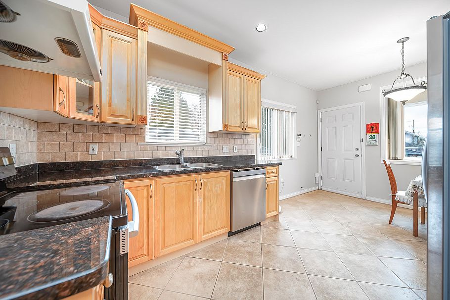 3320 E 43rd Avenue Vancouver, BC - 12