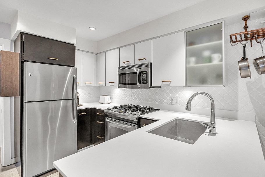 405 935 W 16th Street North Vancouver, BC - 11