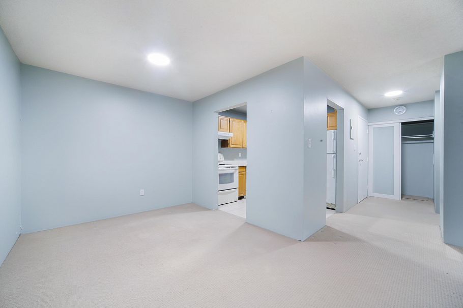 320 1385 Draycott Road North Vancouver, BC - 11