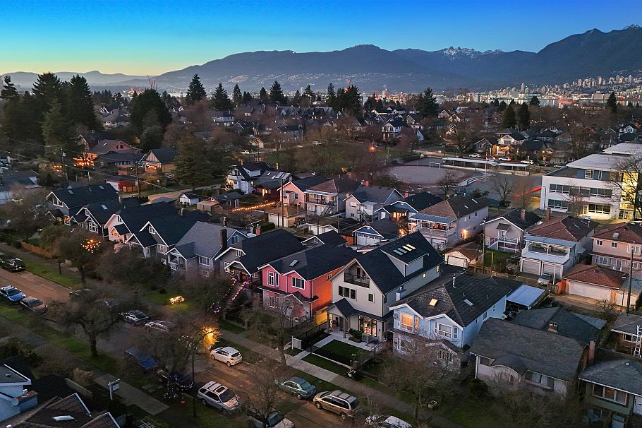 2 2253 Grant Street Vancouver, BC - 38