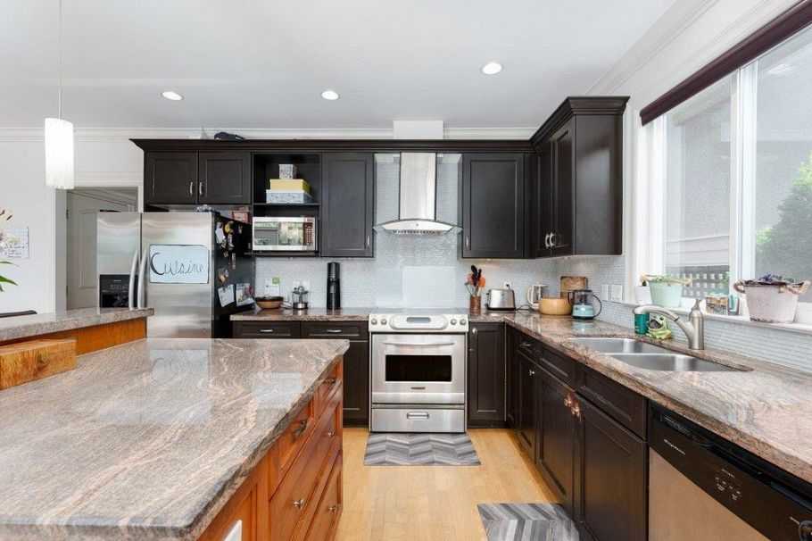 331 W 14th Street North Vancouver, BC - 12