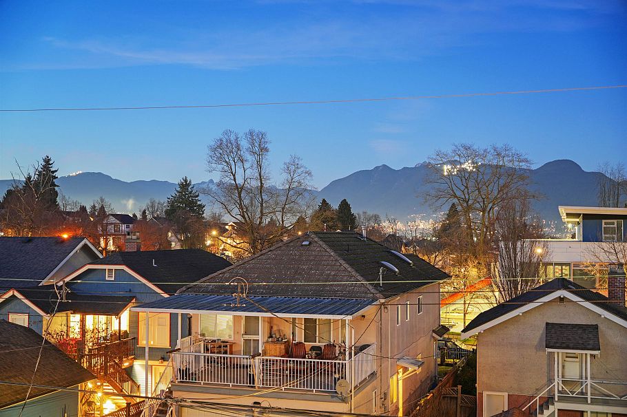 2 2253 Grant Street Vancouver, BC - 37
