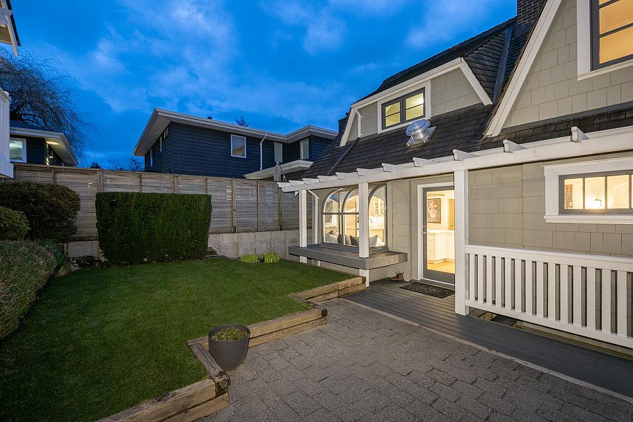 402 Brand Street North Vancouver, BC - 38