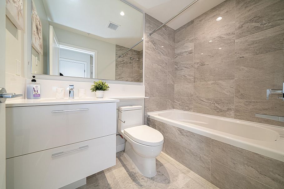 1711 5608 Berton Avenue Vancouver, BC - 17