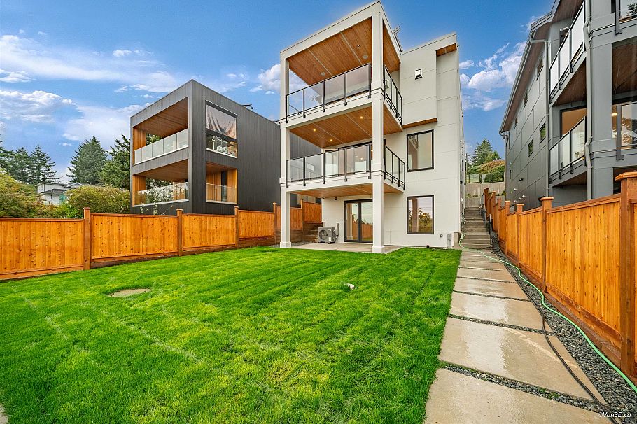 971 Adderley Street North Vancouver, BC - 24