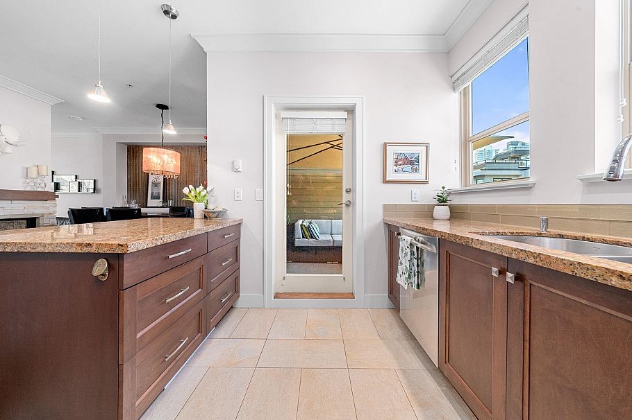 5 897 Premier Street North Vancouver, BC - 9