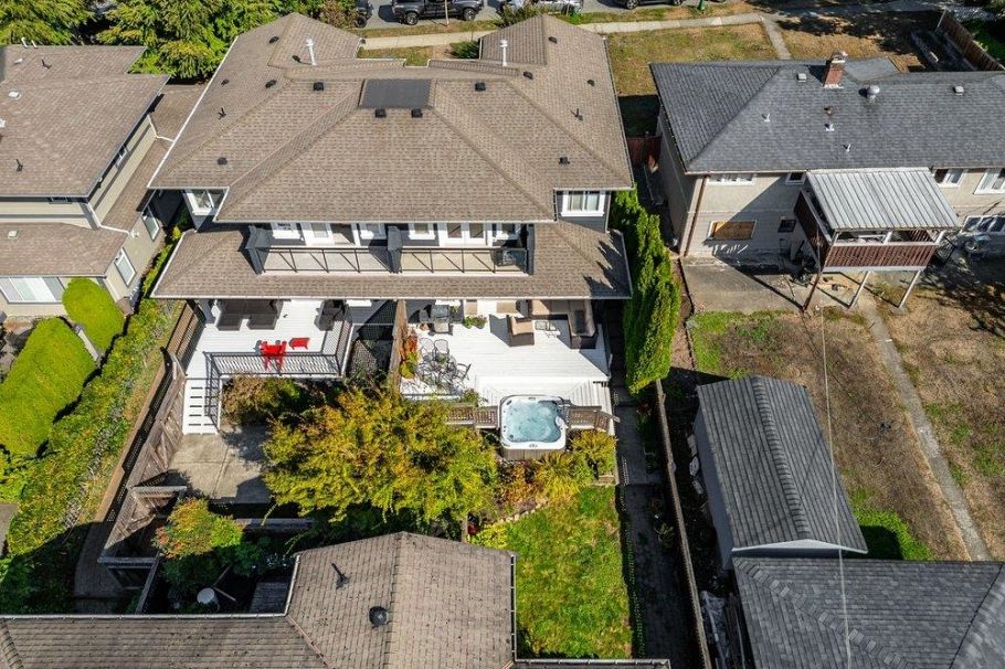 331 W 14th Street North Vancouver, BC - 36