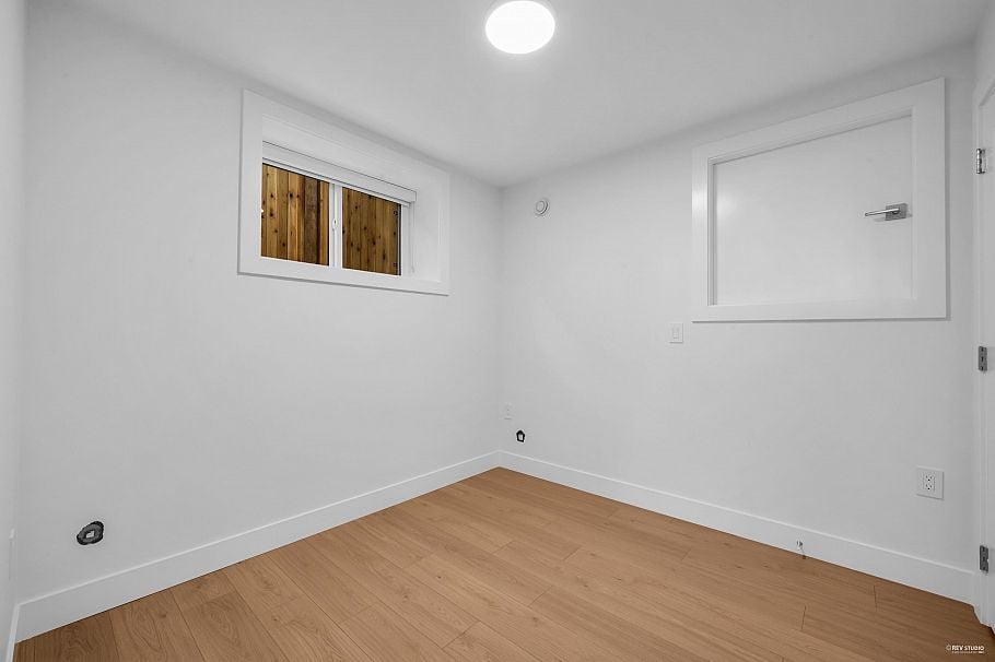 3673 E 48th Avenue Vancouver, BC - 22