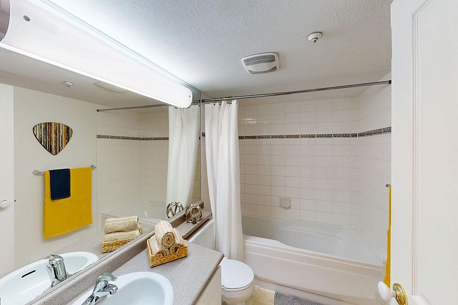 302 8420 Jellicoe Street Vancouver, BC - 10