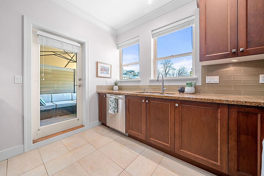 5 897 Premier Street North Vancouver, BC - 8