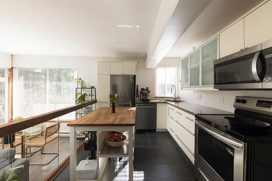 306 341 Mahon Avenue North Vancouver, BC - 2