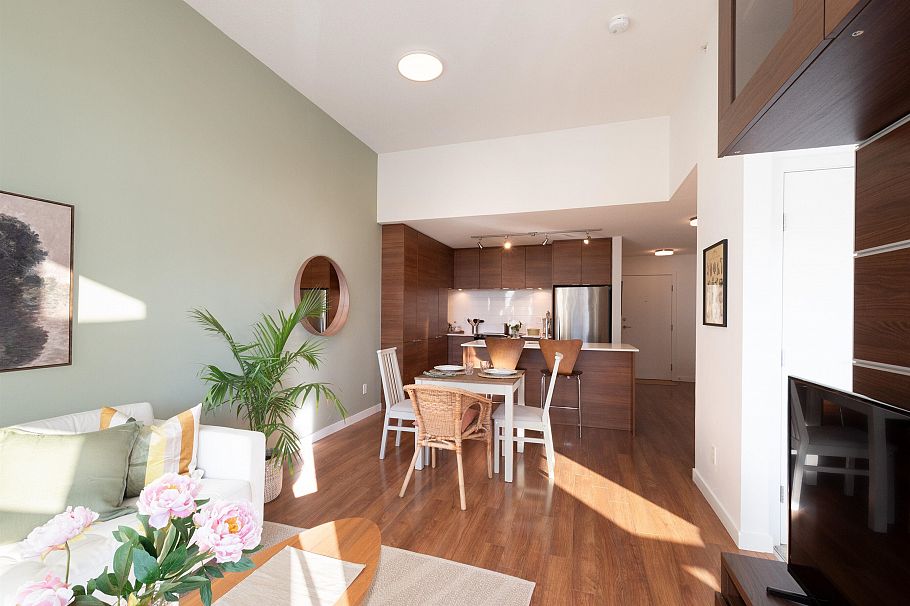 507 1677 Lloyd Avenue North Vancouver, BC - 1