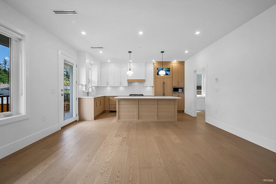 3673 E 48th Avenue Vancouver, BC - 2