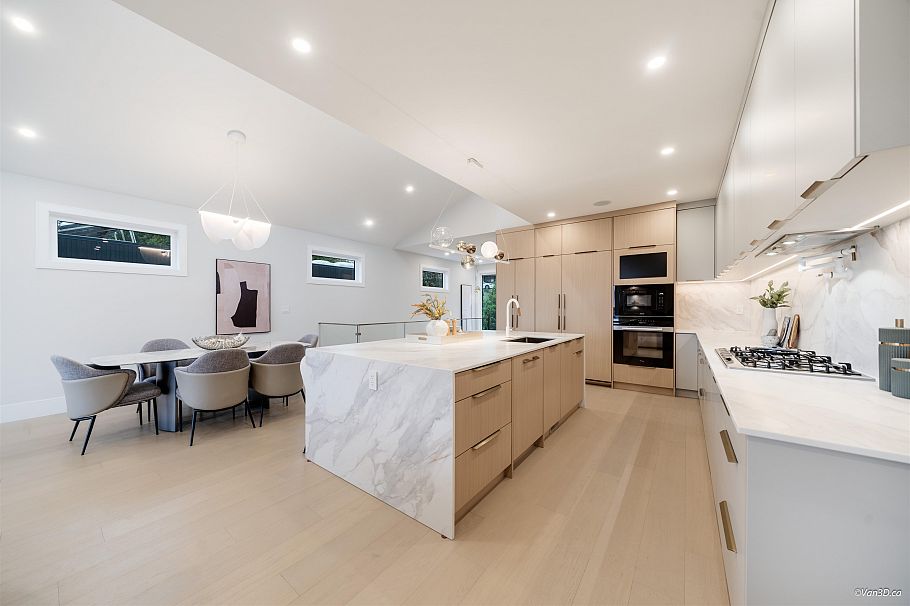 971 Adderley Street North Vancouver, BC - 10