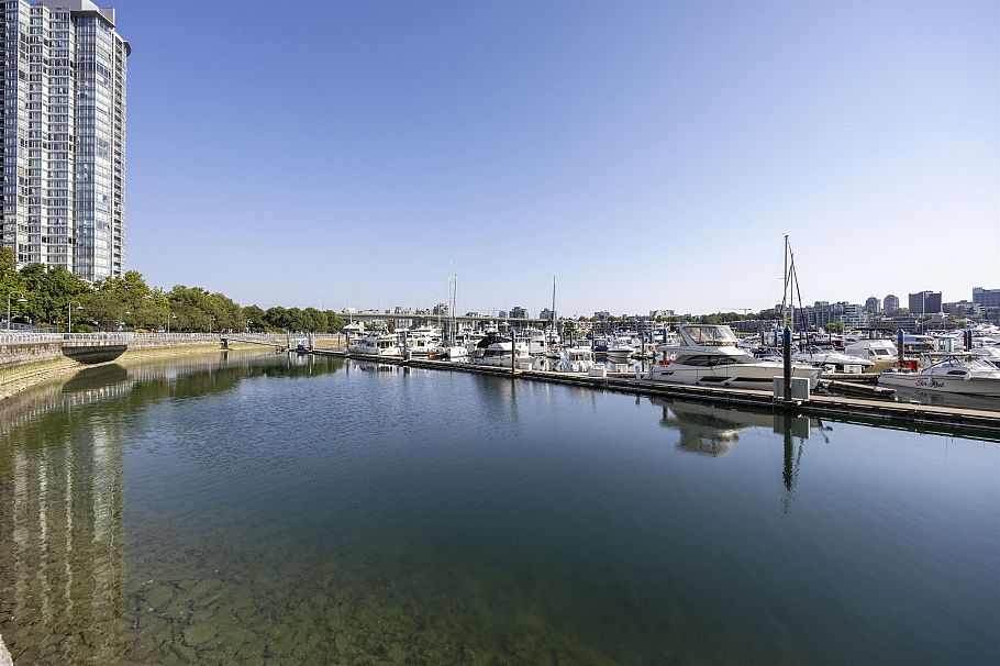 2907 198 Aquarius Mews Vancouver, BC - 4