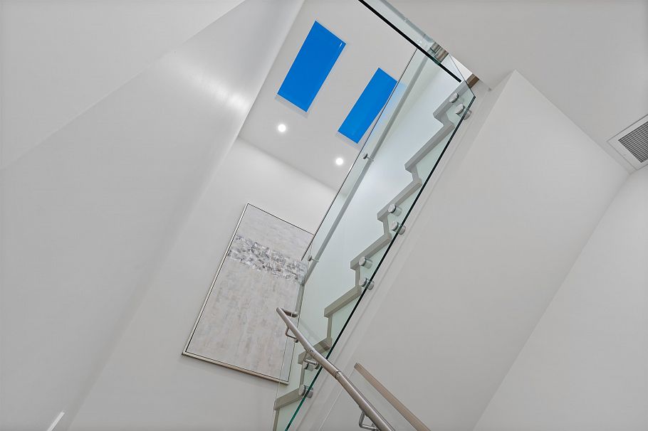 2 2253 Grant Street Vancouver, BC - 26