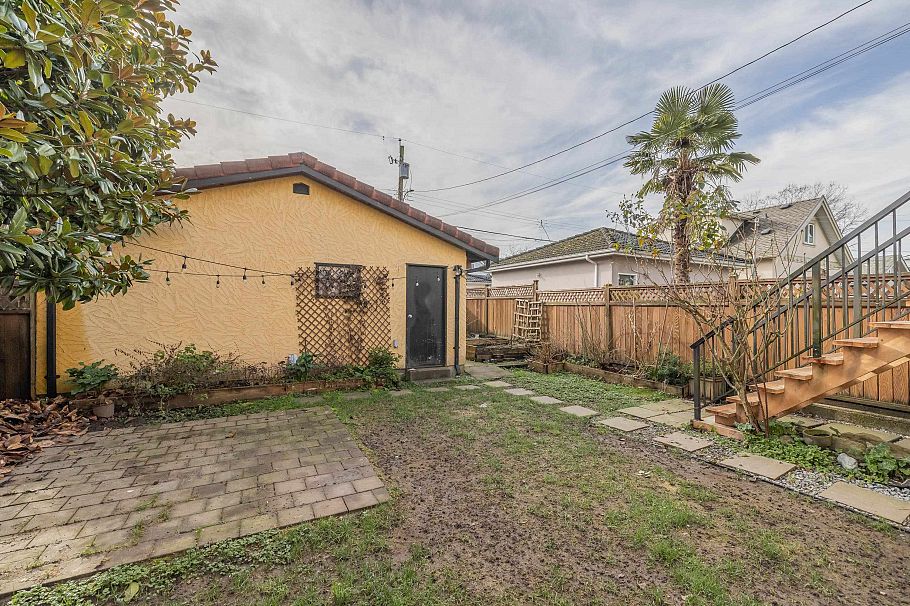 2638 Charles Street Vancouver, BC - 20