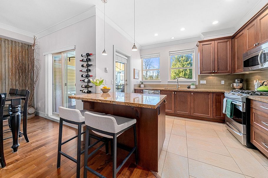 5 897 Premier Street North Vancouver, BC - 17