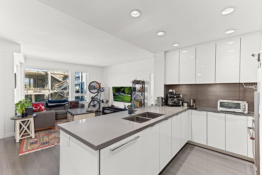 208 277 W 1st Street North Vancouver, BC - 4