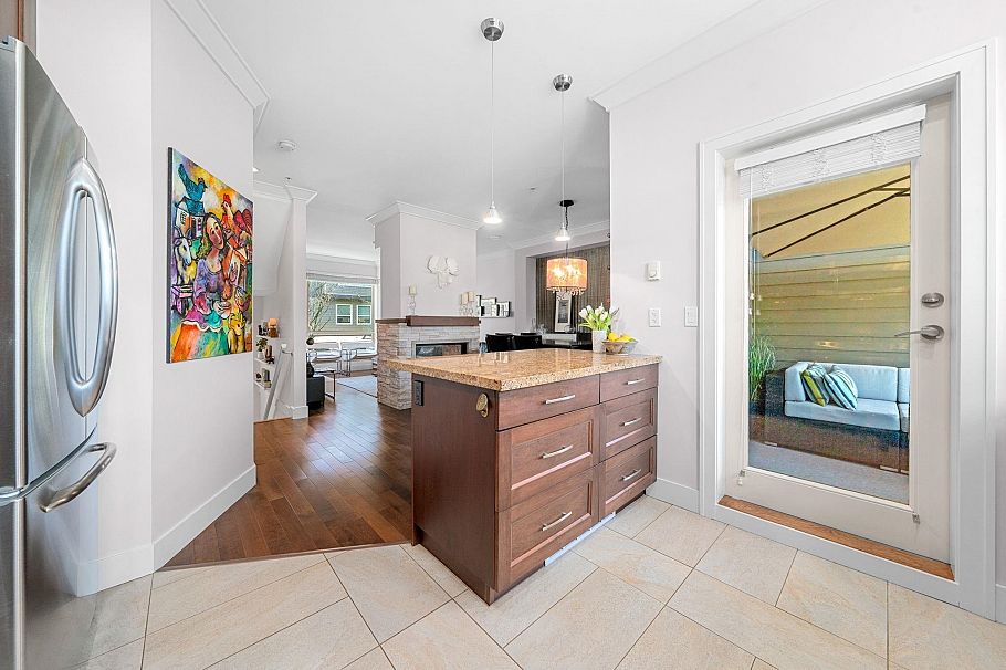 5 897 Premier Street North Vancouver, BC - 18