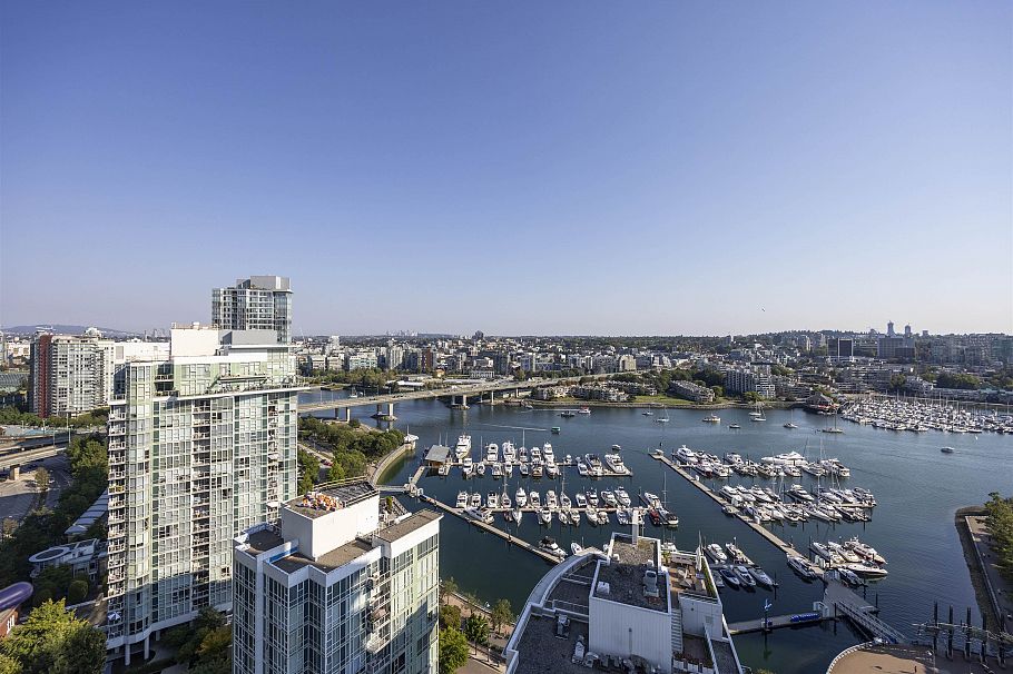 2907 198 Aquarius Mews Vancouver, BC - 2