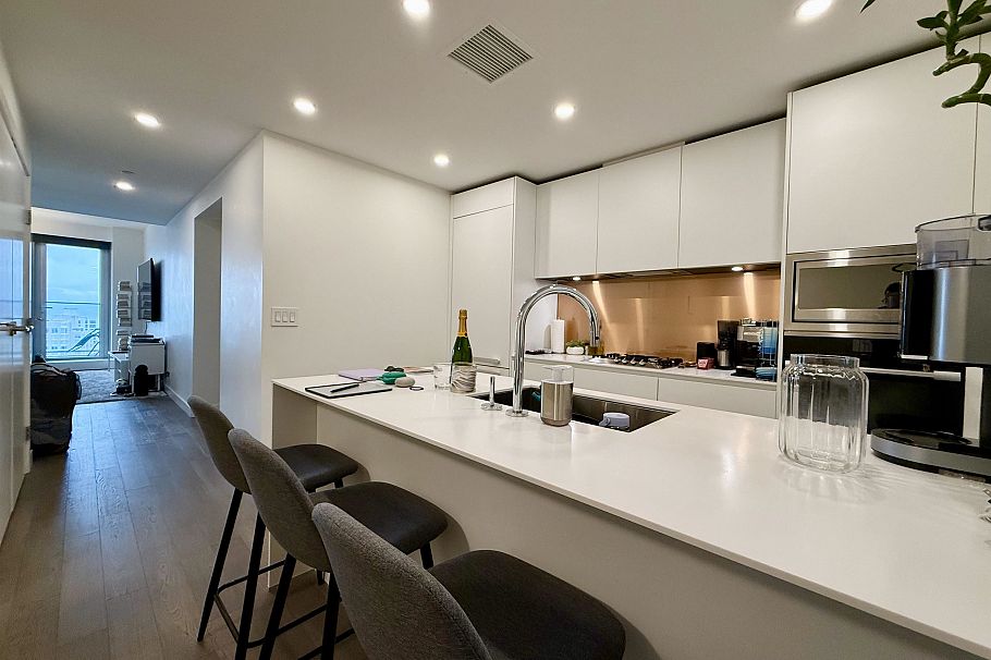 3605 1480 Howe Street Vancouver, BC - 4