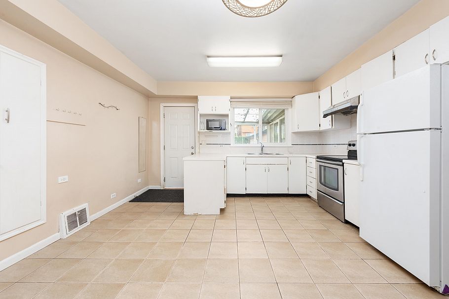 5556 Earles Street Vancouver, BC - 5