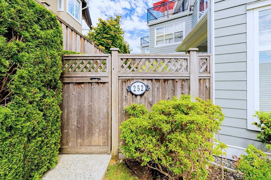 1 252 W 13th Street North Vancouver, BC - 2
