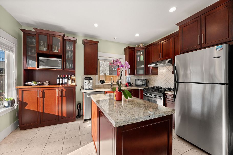 720 W 68th Avenue Vancouver, BC - 12