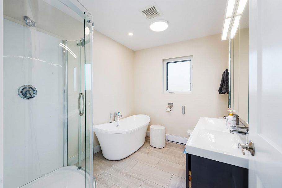 JNW04 415 Esplanade W North Vancouver, BC - 21