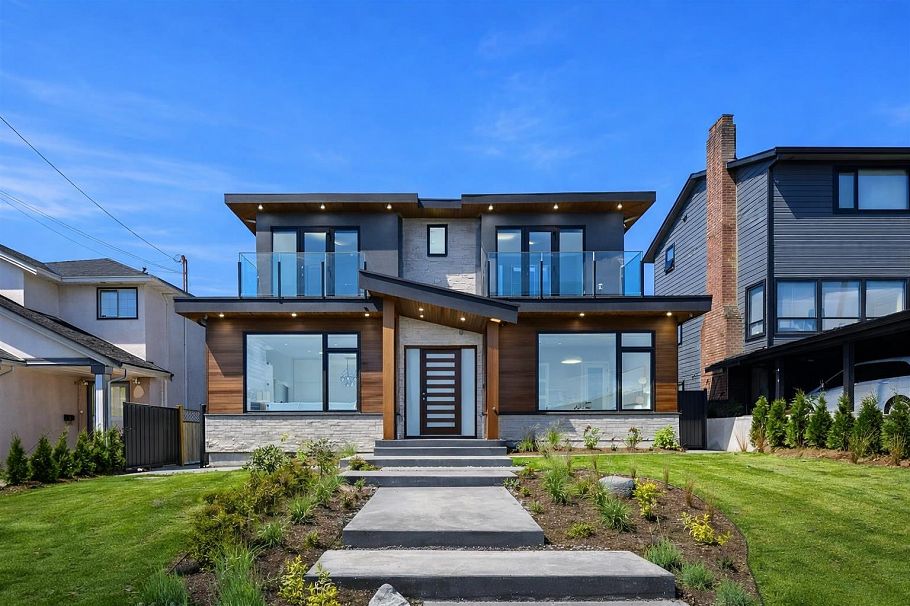 356 W 28th Street North Vancouver, BC - 1