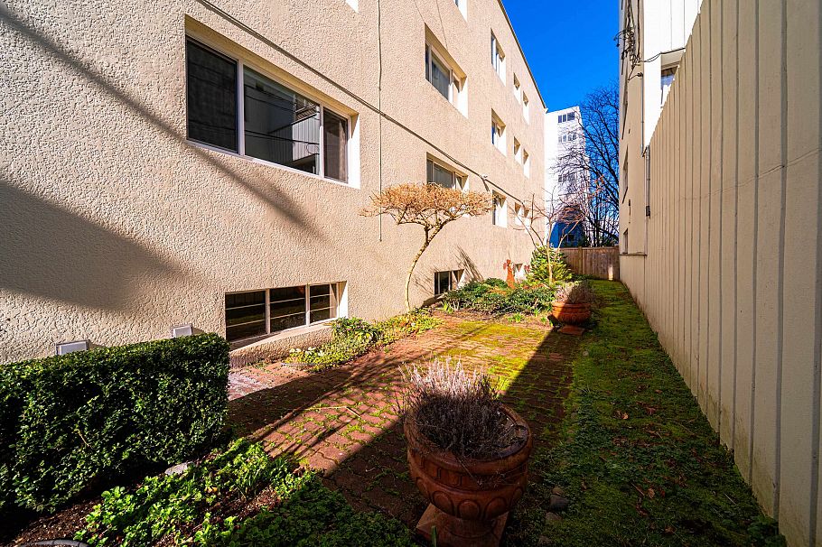 106 1972 Robson Street Vancouver, BC - 26