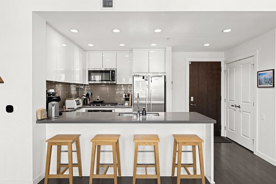 208 277 W 1st Street North Vancouver, BC - 2