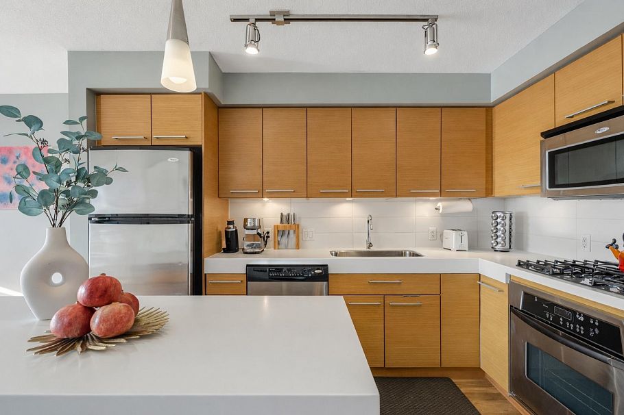 706 2770 Sophia Street Vancouver, BC - 1