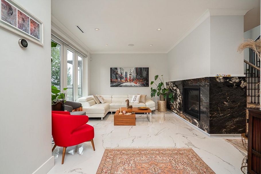 4365 Mountain Highway North Vancouver, BC - 4