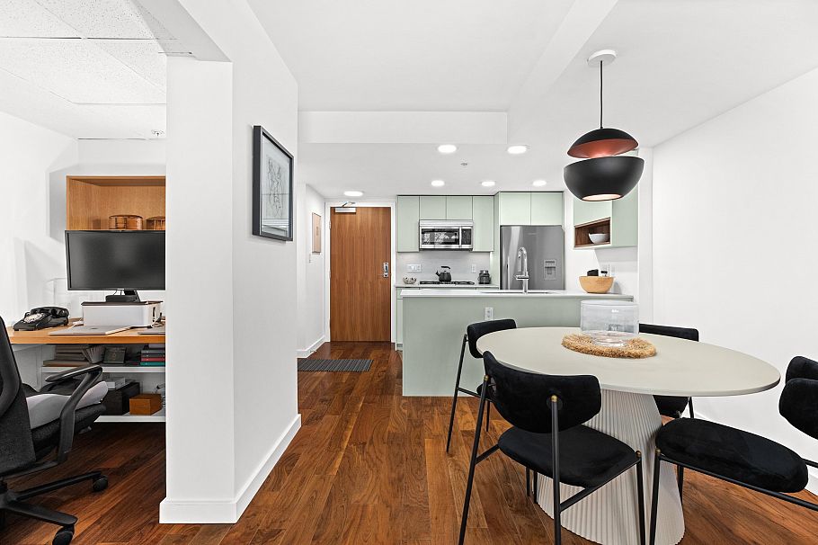 369 2080 W Broadway Street Vancouver, BC - 4