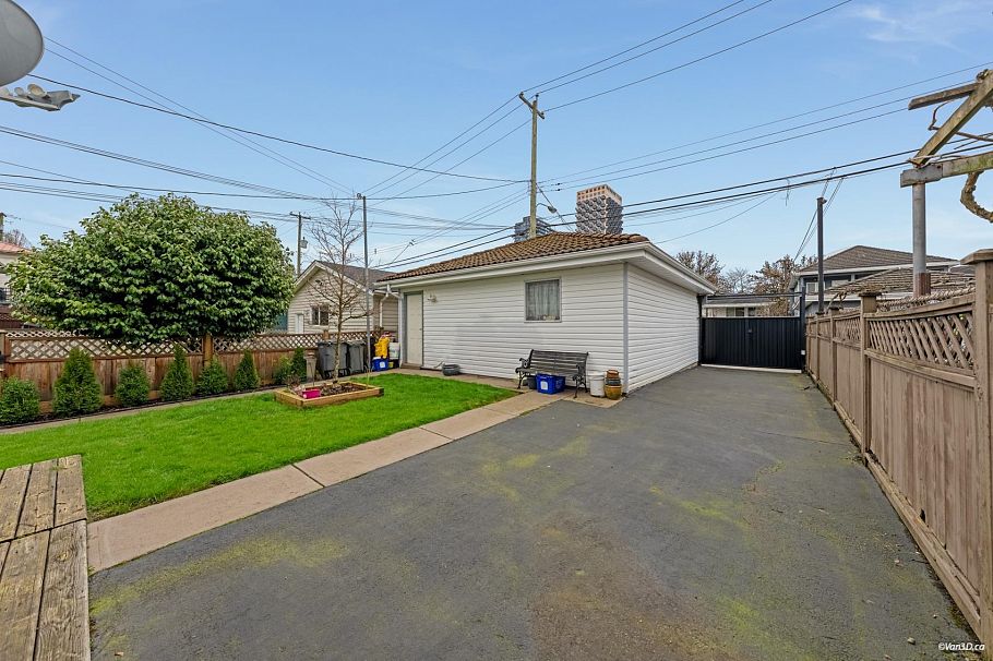 3450 Monmouth Avenue Vancouver, BC - 37