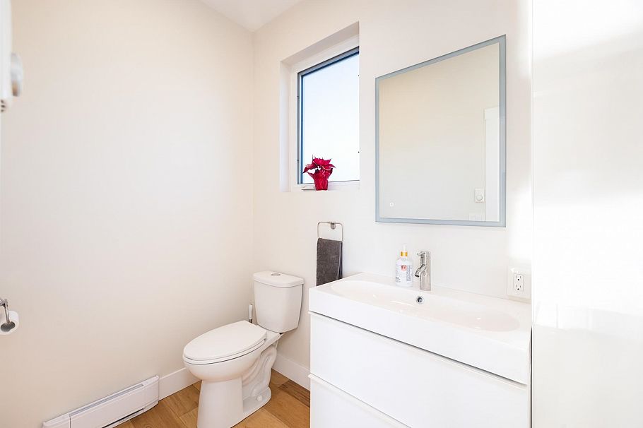 JNW04 415 Esplanade W North Vancouver, BC - 23