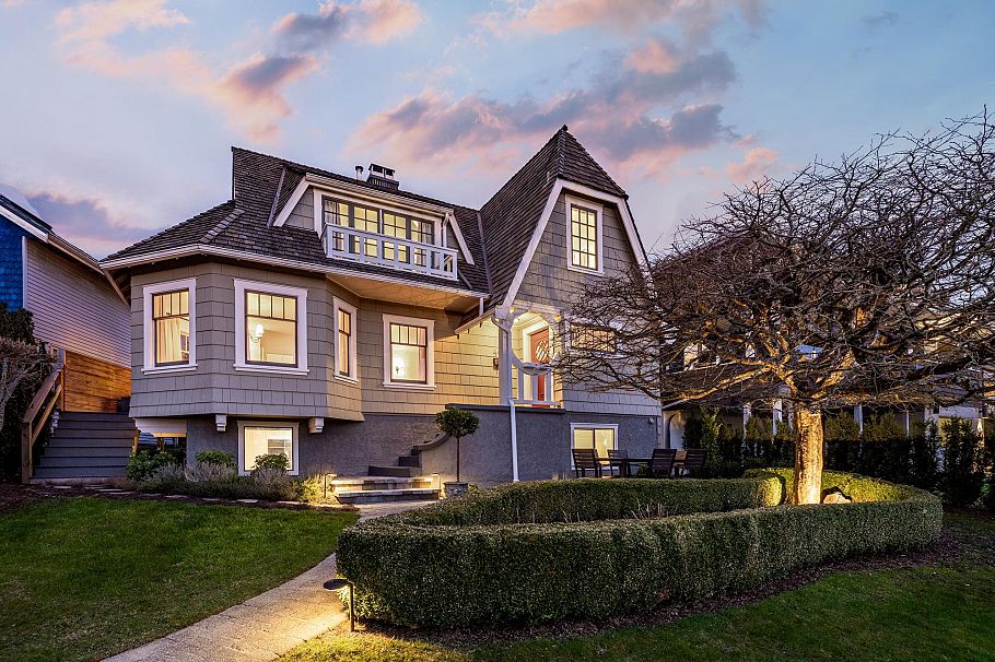 402 Brand Street North Vancouver, BC - 1