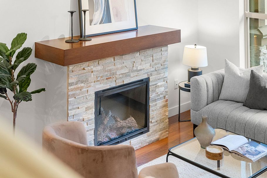 4 307 E 15th Street North Vancouver, BC - 2