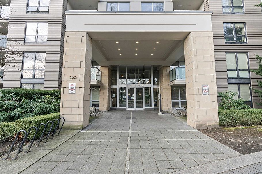 1703 3663 Crowley Drive Vancouver, BC - 3