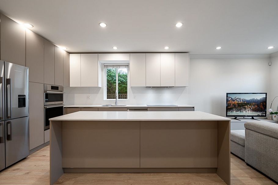 359 E 13th Street North Vancouver, BC - 13