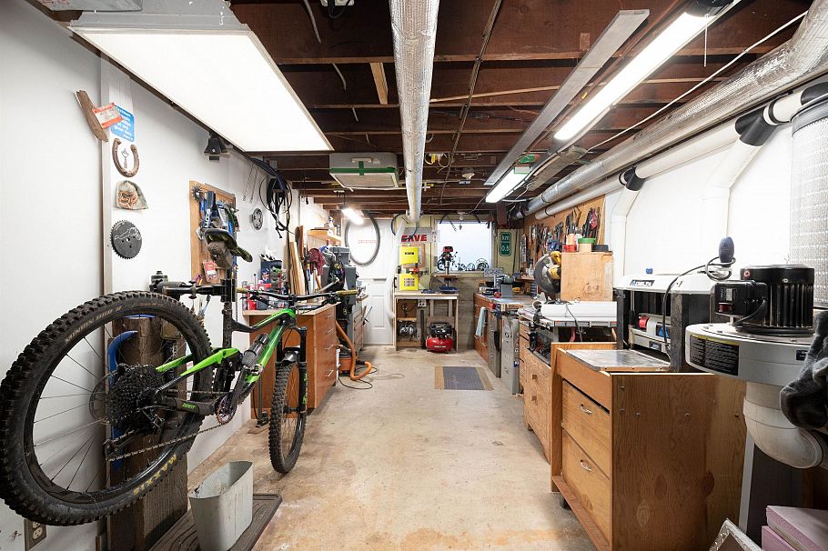 2341 Panorama Drive North Vancouver, BC - 35